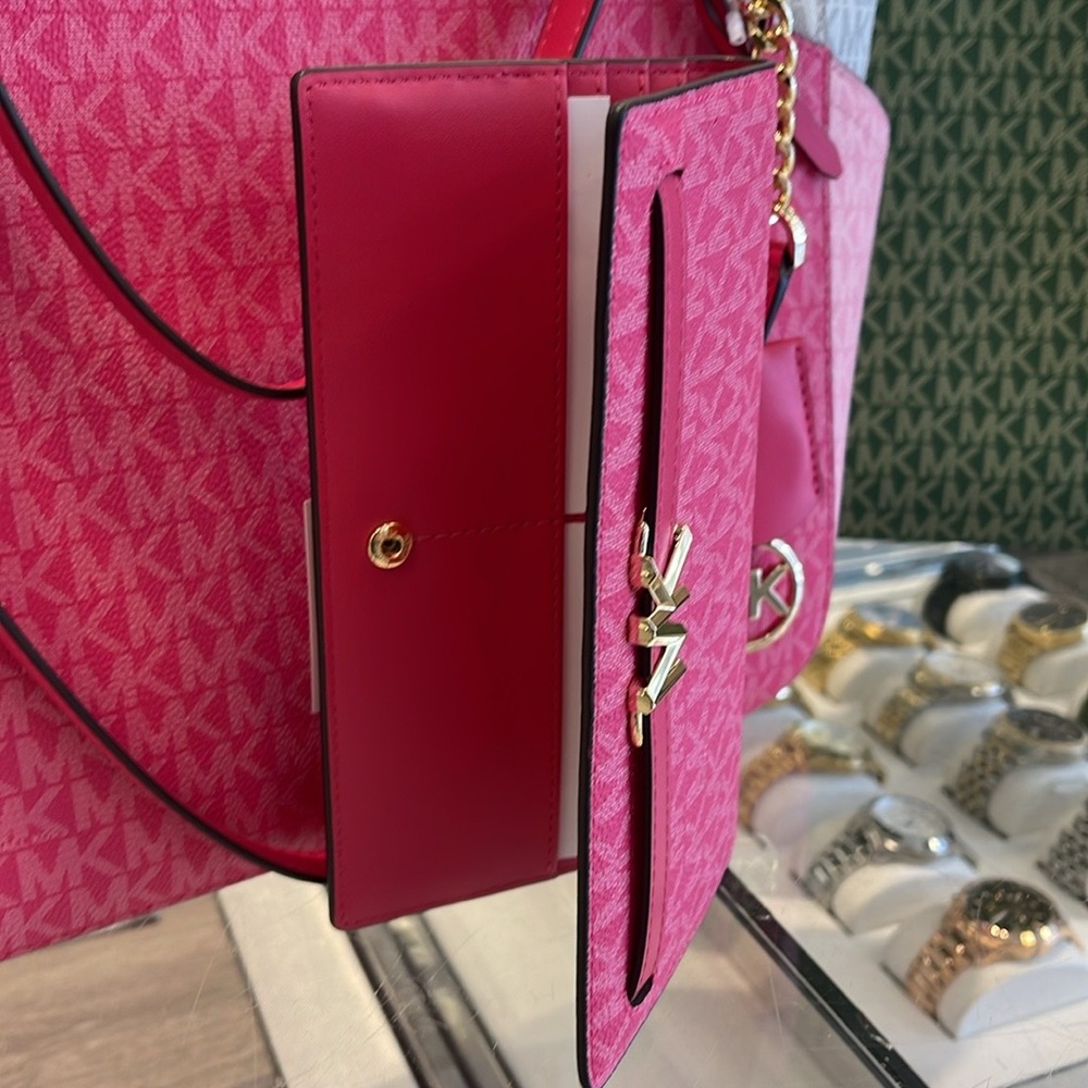 MICHAEL KORS
Reed Large Snap Signature Wallet
Electric Pink NWT - Picture 3 of 16